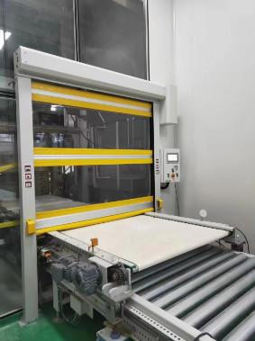 China Linha de montagem Porta rápida industrial de alta velocidade com cortina de PVC Janela transparente à venda