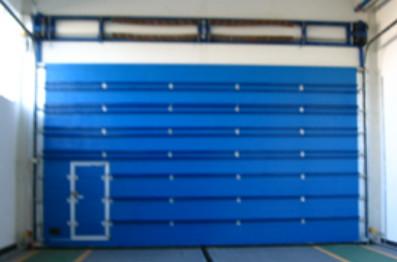 China Sensores fotoelétricos revestidos de portas de garagem seccionais elétricas de cor azul à venda