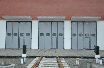 Китай Сцинкованная сталь Промышленные складывающиеся двери Железнодорожная ЭВМ Услуговые станции Двери продается