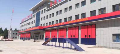 中国 赤/青色 消防署の折りたたみのドア ISO 9001 折りたたみの産業用ドア 販売のため