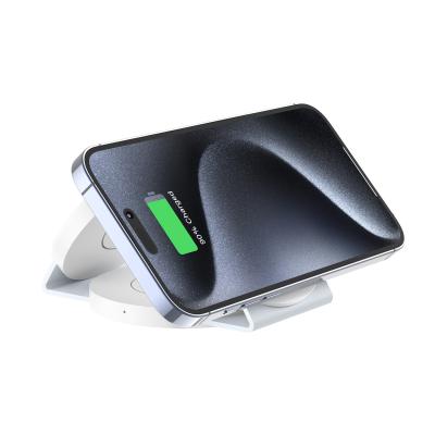 China Cargador móvil portátil sin cables plegable 3 en 1 Ahorro de espacio Carga por succión magnética en venta