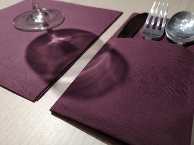 Chine Les grandes serviettes 40cm jetables de couleur font la fête le ménage que le restaurant emploient biodégradable à vendre