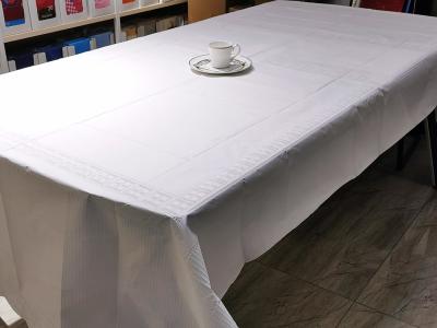 China manteles blancos del papel del banquete 3ply de 54x108” Retangular una cubierta de tabla del papel del tiempo en venta