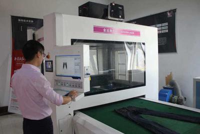 China Máquina do gravador do laser da sarja de Nimes da tabela de funcionamento da correia da malha do transporte para a lavanderia à venda