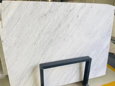 Chine les tuiles de marbre blanches naturelles de 1.8cm Italie Carrare ont aiguisé la tuile de marbre de souterrain à vendre