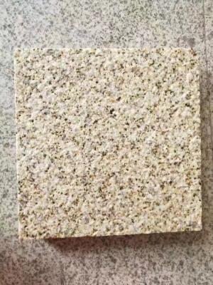 China a pedra dourada do granito de 10mm-100mm telha afiado ardido limpado com jato de areia à venda