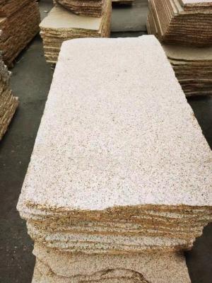 Китай Плита формирует золотой камень гранита с сильной деревянной клетью упаковывая для строительных материалов продается