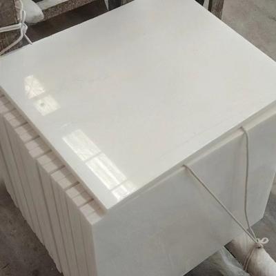 China Baldosas de mármol blancas puras rectas afiladas con piedra cepilladas para la sala de estar en venta