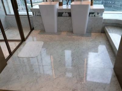 China Tejas de mármol blancas cepilladas de Carrara del italiano para la resistencia de abrasión del paso en venta