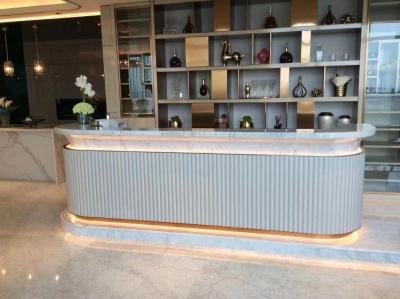 China Los paneles de pared de mármol blancos cortados a la medida del cuarto de baño de Carrara 12m m adaptable en venta