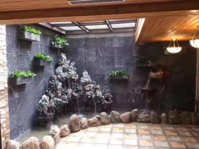 Chine La salle de bains débordante d'ardoise de noir de pierre de l'eau couvre de tuiles la résistance à l'abrasion de 1.8cm-20Cm à vendre