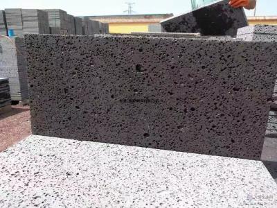 China La roca volcánica de la textura lisa teja las tejas de piedra decorativas para el revestimiento de la pared en venta