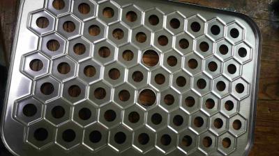 Cina Produttori forniscono piastre di ferro perforato galvanizzato maglia di perforatura esagonale piastra di perforatura esagonale in vendita