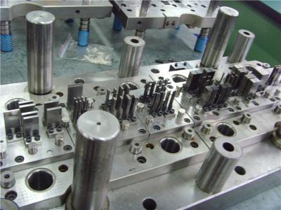 China Sellado automotriz del metal del requisito de Teachnical de la alta precisión de los troqueles estampadores de la caja de aluminio del panel en venta