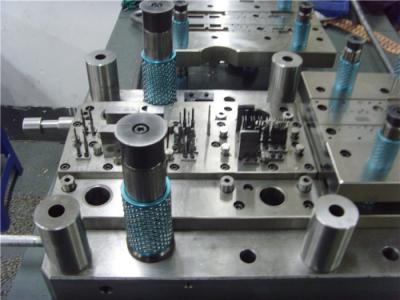 China Duas peças de chapa metálica carimbadas cavidade da fileira, espessura de carimbo progressiva do processo 2mm à venda