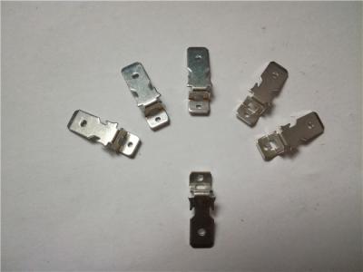 China Präzisions-formen progressive Energie 12v Pin-Verbindungsstück-Durchschlags-Presse-Würfel Eisen-Material zu verkaufen