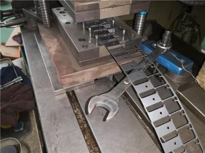 China Troqueles estampadores del metal de los bloques de terminales, partes de acero selladas con la manera de Progrssive en venta