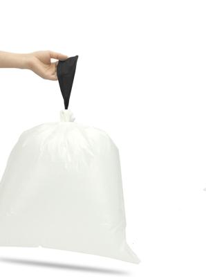 Chine Le matériel de HDPE a réutilisé les sacs de déchets de cordon 10 - couleur du blanc 25MIC à vendre