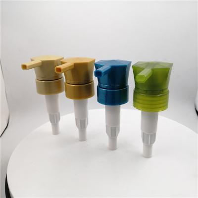 Chine 33/410 pompe en plastique de pissette de main du dosage 3.0cc colorée à vendre