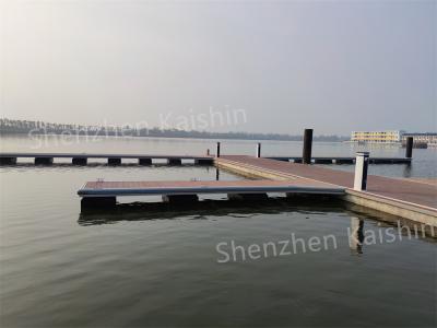Chine Le long HDPE adapté aux besoins du client de ponton marin de doigt flotte avec le Decking de WPC à vendre