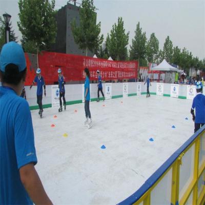 China Los paneles sintéticos móviles blancos de la pista de patinaje del hockey sobre hielo del patio trasero al aire libre UHMWPE en venta