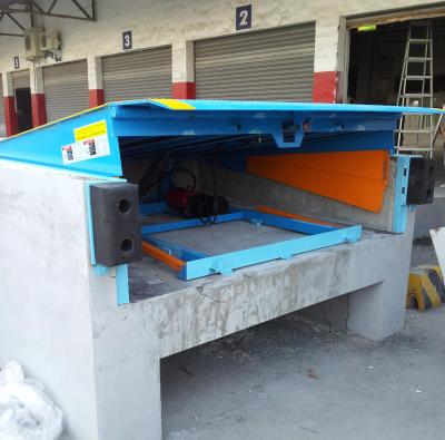 China Safety 12 Ton Loading Dock Leveler , Hydraulic Warehouse Truck Dock Equipment for sale