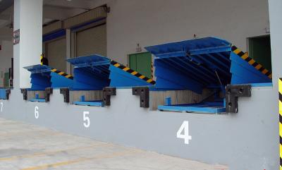 China 8 Ton Fixed Loading / Unloading Hydraulic Dock Leveler with High Strength Manganese Steel for sale