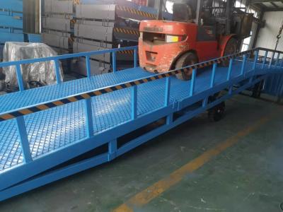 China 10T Manual Vertical Mobile Dock Levelers Container Unloading Ramps Te koop