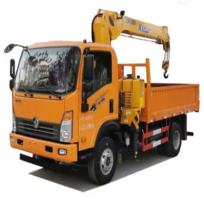 Chine SINOTRUK HOWO 4*2 6 pneus 8 tonnes camion monté grue camion de fret léger avec manipulateur hydraulique à vendre