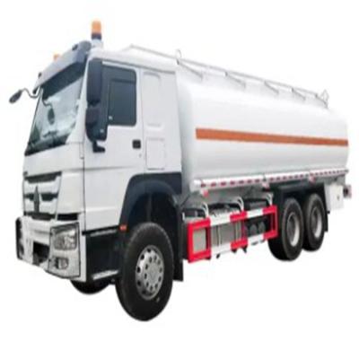 China LHD RHD Oil Tanker Truck SINOTRUK 3 Axles 3 Compartments 6X4 30Cbm Loading Volume Euro II With Hydraulic System for sale