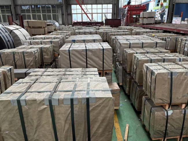 Aluminum plates packaged with waterproof paper protection