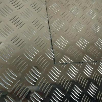 China Hoja de aluminio de aleación grabada en relieve duradera Placa de aluminio antideslizante grabada en relieve ampliamente utilizada en venta