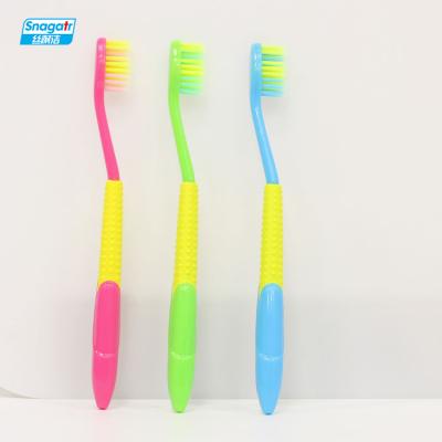 中国 着色された漫画の子供の口腔衛生用具の柔らかい剛毛の歯ブラシPBT 販売のため