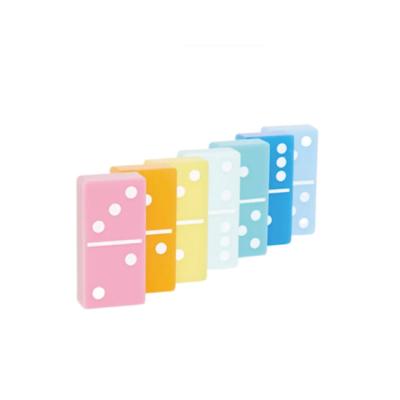 China El dominó de acrílico coloreado 28 paquetes del juego de mesa bloquea el sistema del juego en venta