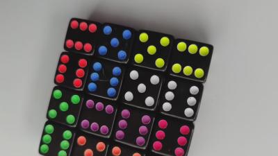 China El juego de mesa plástico profesional de los dominós fijó modificado para requisitos particulares en venta