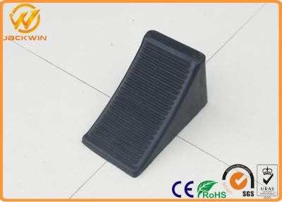 China Light Weight Anti Corruption Rubber Wheel Chock for Car Parking 165 * 95 * 95 mm for sale