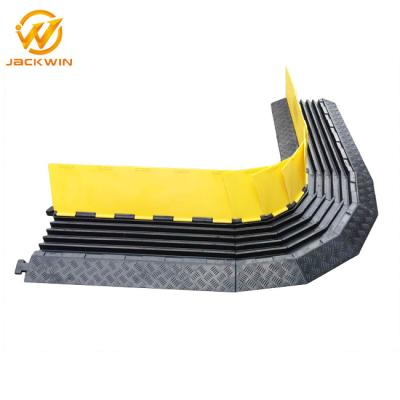 Cina Resista alla rampa di plastica del protettore del cavo di compressione/alla copertura di gomma del cavo del pavimento cavo elettrico con le curve in vendita