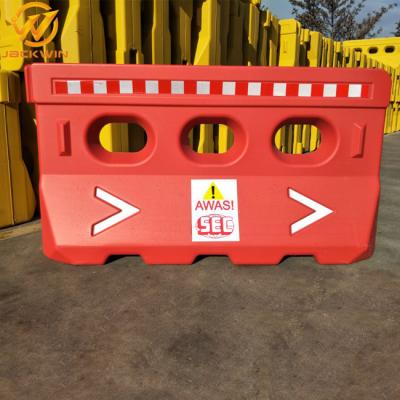 China 1500*800mm Red & White Water Filled Plastic Flood Barriers FOR Road Construction Site for sale