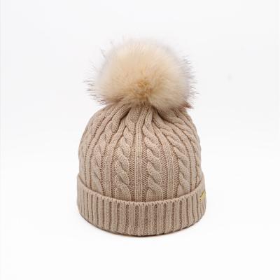 China Embroidery Unisex Knit Beanie Hats In White Chunky Cable Knit Pompom Soft Warm Hat à venda