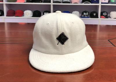 China Plain Snapback Hats Factory Price Custom Velvet Embroidery Logo High Quality Caps Fabric en venta