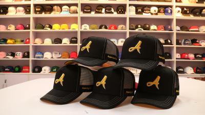 China Customized logo design flat embroidery or printing mesh trucker hat baseball dad hats en venta