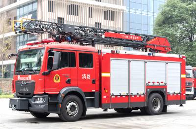 China Tipo aéreo grande rojo pesado del combustible diesel del coche de bomberos con el tanque de agua 4000L en venta