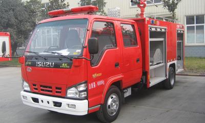 Chine ISUZU Small Fire Truck avec 2000 litres de réservoir liquide et double cabine de rangée à vendre