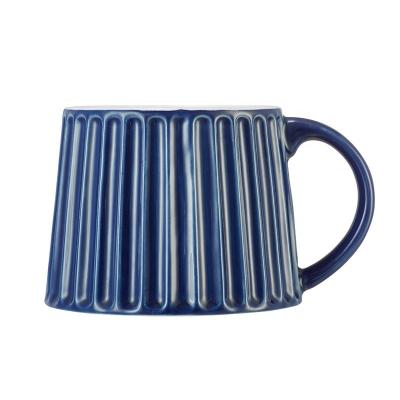 China Hermosas tazas de cerámica hechas a mano de 480 ml Taza de cerámica única de café con líneas en venta
