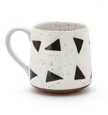 China Tazas de cerámica hechas a mano Geométricas únicas Inteligentes Negro y blanco Taza de cerámica de café para regalo en venta