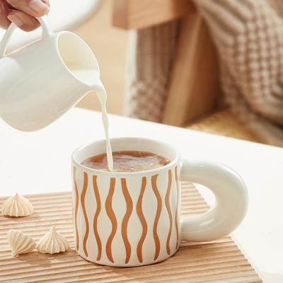 China Tazas de cerámica hechas a mano con patrón de rayas coloridas Tazas de porcelana de leche de té 3d en venta
