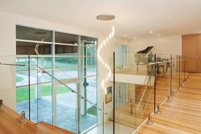 Китай Архитектурноакустическое стекло балюстрады для лестниц прокладывая рельсы, ужесточатое выдержанное стекло обшивает панелями жару 10мм продается