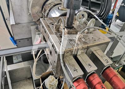 China Protuberancia de proceso de la máquina TPU del extrusor del cable del elevador que viaja en venta