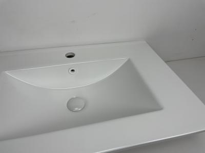 China Borda lisa projetada elegante do dissipador cerâmico do banheiro da parte superior da vaidade à venda