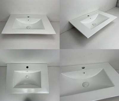 China Descenso en el uno mismo que bordea blanco rectangular del fregadero del cuarto de baño de Overmount con desbordamiento en venta